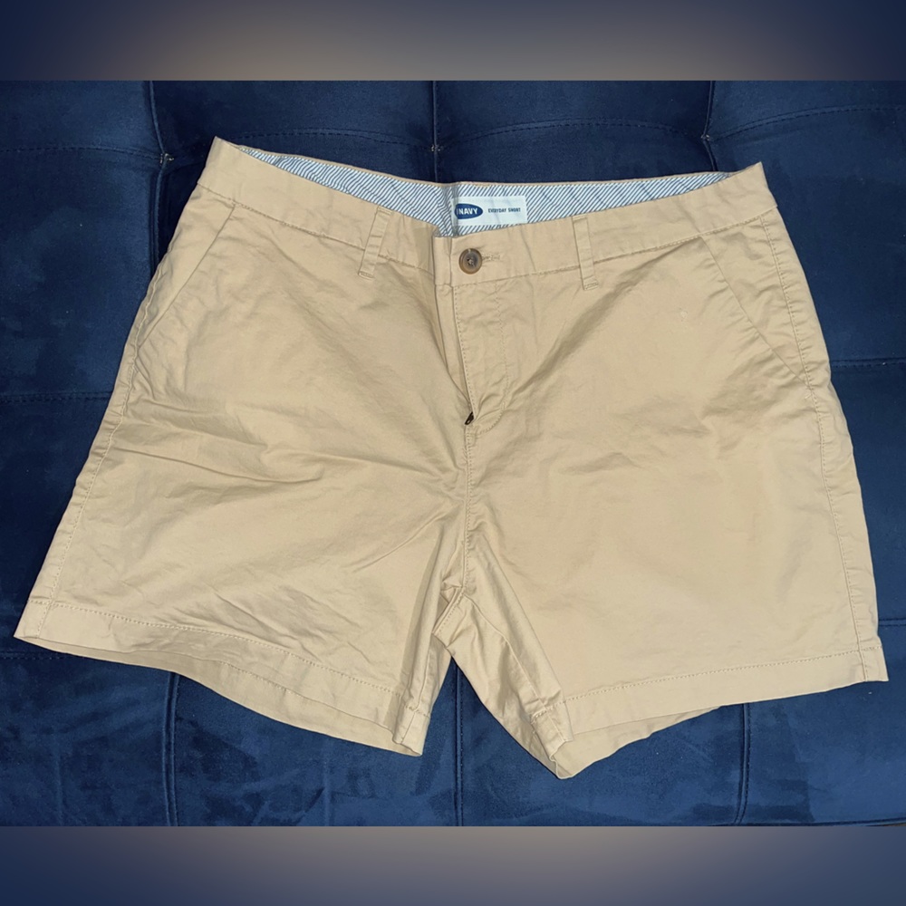 Old Navy Chino Shorts 5” inseam 
Khaki 
Size 14 
5” inseam